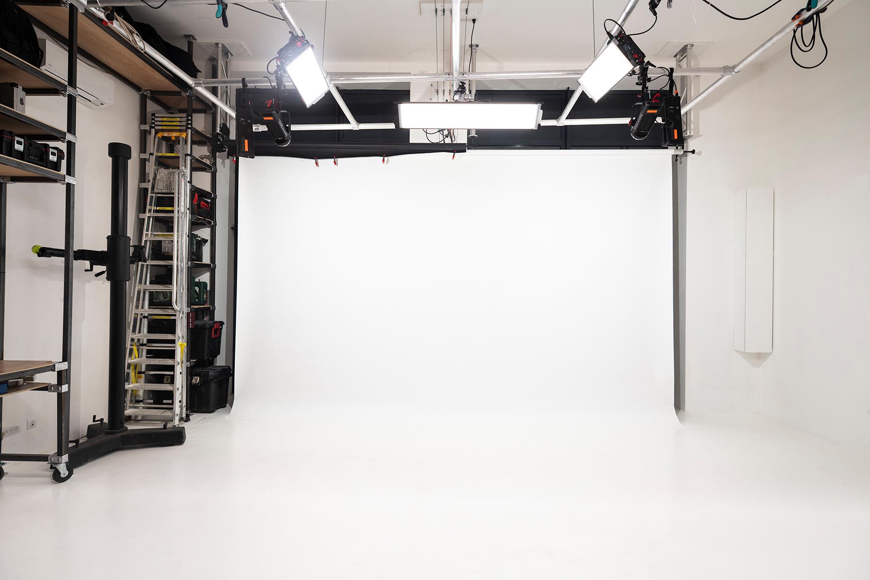 plateau de tournage en lumière artificielle éclairée en led avec des sl1 de dmg lumière et des LS300 aputure